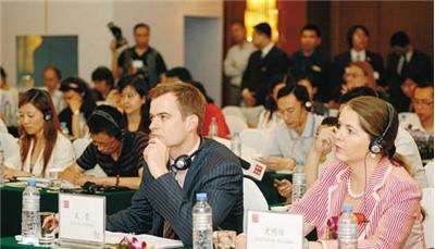 日語同聲翻譯一天要多少錢?翻譯團隊要幾個人?